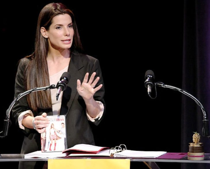 Sandra Bullock recogiendo su estatuilla a lo peor de cine, Premios Razzie.