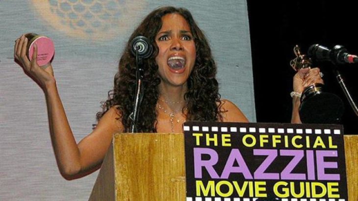 Halle Berry recogiendo su estatuilla a lo peor del cine, Premios Razzie.