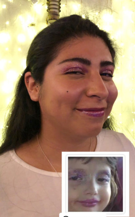 Chica celebra fiesta de cumpleaños con temática de memes y stickers; niña pintada con glitter