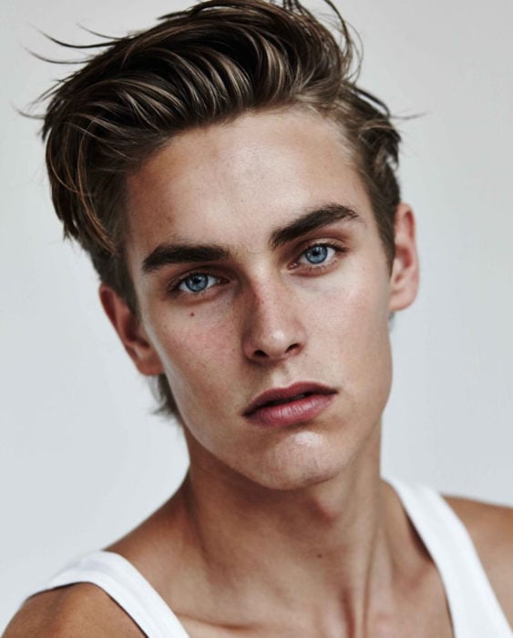 Finlandia te paga por tener bebés; guapo chico finlandés de ojos azules, modelo