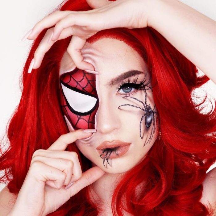 Chica con el rostro maquillado como spiderman 