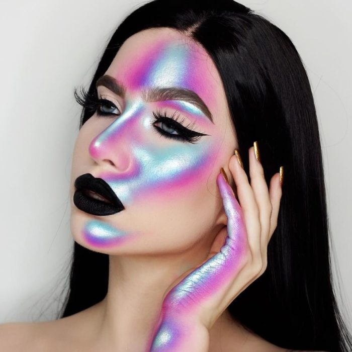 Chica con un maquillaje de varios colores que se hacen tornasol 