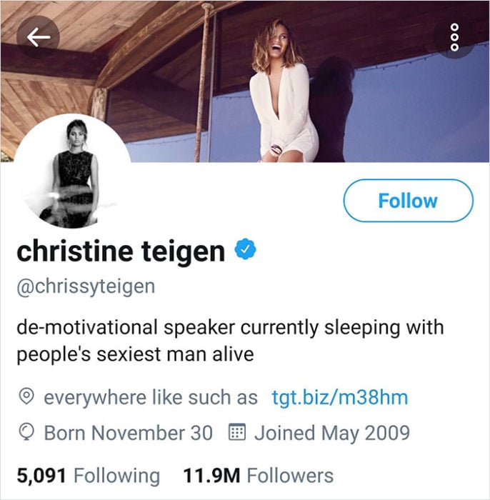 Chrissy teigen comentando en Twitter el título de su esposo 
