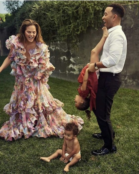 Familia de Chrissy Teigen y John Legend jugando en el pasto de su casa