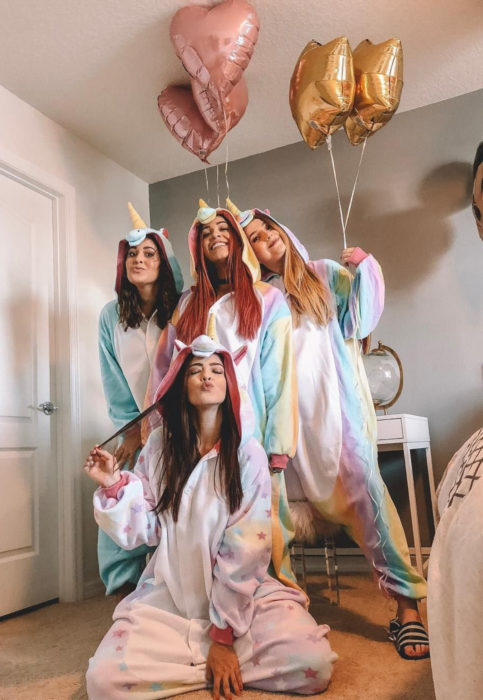 Kigurumis; pijama estilo mameluco calientita de unicornio, amigas con globos