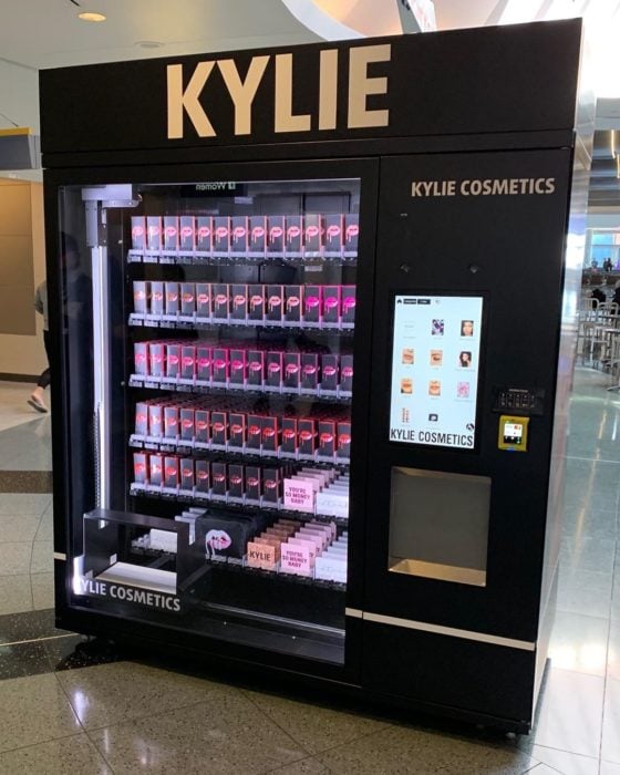 Maquina que vende los productos de Kylie Jenner en los centros comerciales 