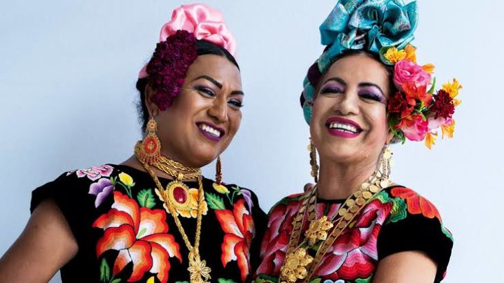 Muxes mexicanas modelando para la portada de Vogue