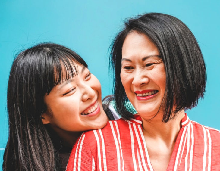 Mamá e hija sonriendo