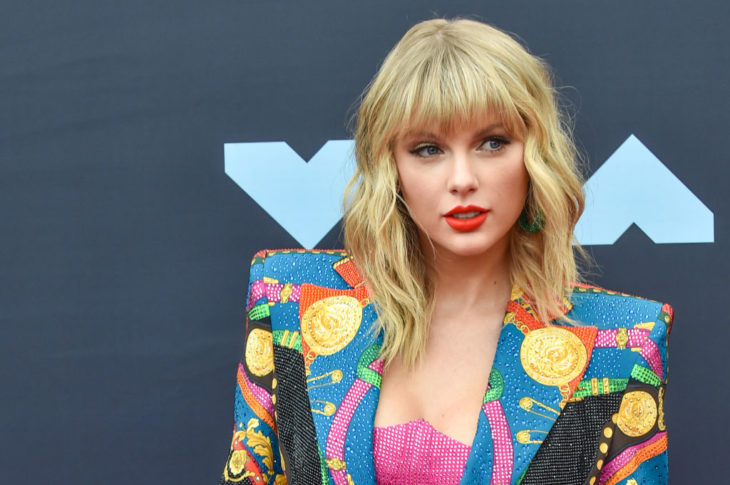 Cantante Taylor Swift posando para la prensa en los premios MTV