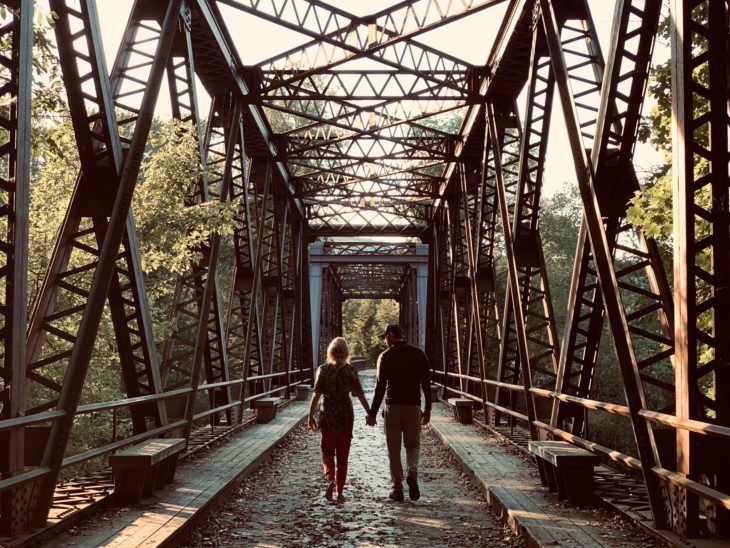 Escena de la película A quiet place 2 pareja caminando por un puente de madera