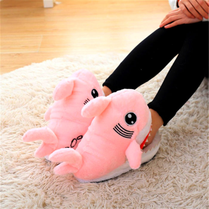 Bonitas pantuflas kawaii; tiburón rosa