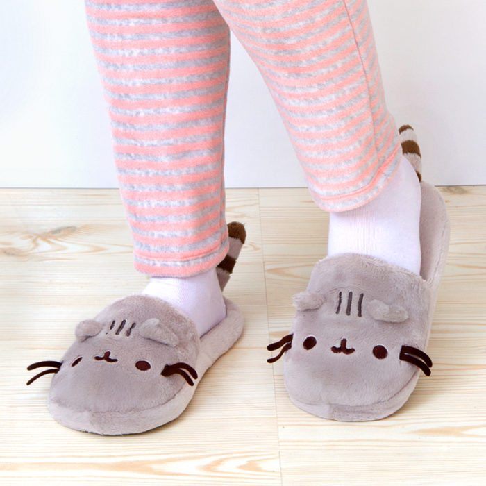 Bonitas pantuflas kawaii; calzado de Pusheen