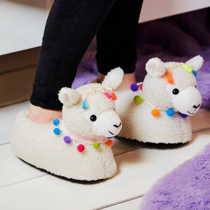 Bonitas pantuflas kawaii; calzado de borrego, llama