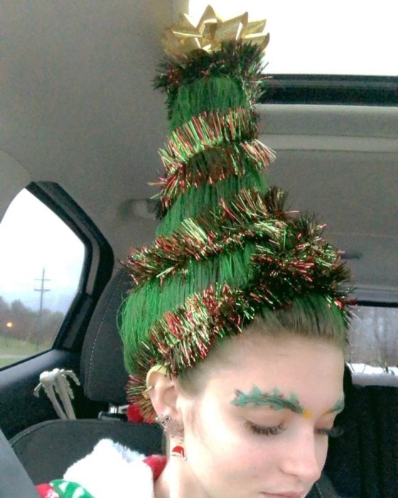 Chica con peinado en forma de pino navideño con escarcha de colores como decoración