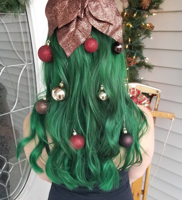 Chica llevando peinado con cabello suelto y decorado con esferas en cobre y oro