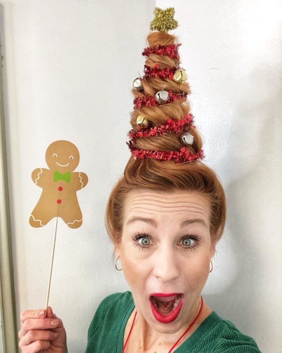 Chica con peinado alto en forma de árbol navideño decorado con cascabeles