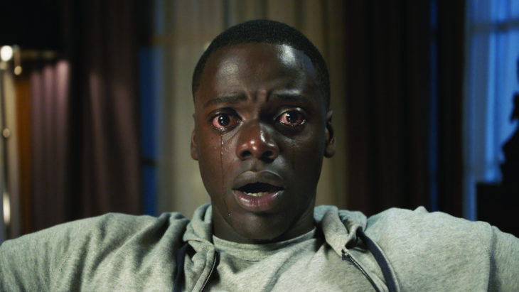 Estrenos de Netflix en diciembre, película ¡Huye! con Daniel Kaluuya como Chris Washington; hombre afroamericano llorando