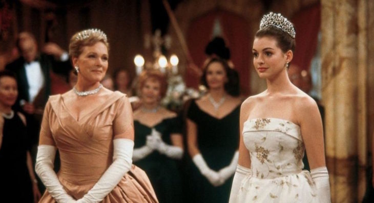 Escena de la película El diario de la princesa. Rina junto a Mia thermopolis en el baile de coronación 