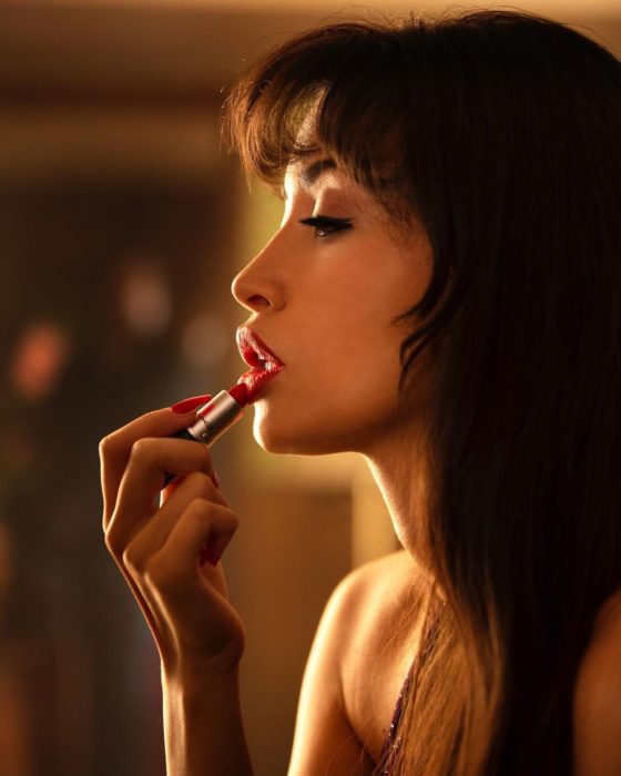 Christian Serratos caracterizada como Selena en la serie de Netflix