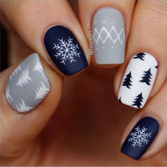 Manicura en escala de gris y azul con detalles navideños