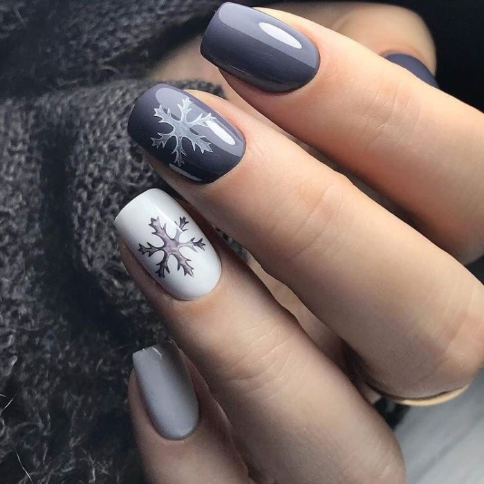 Manicura en escala de grises con copos de nieve como decoración