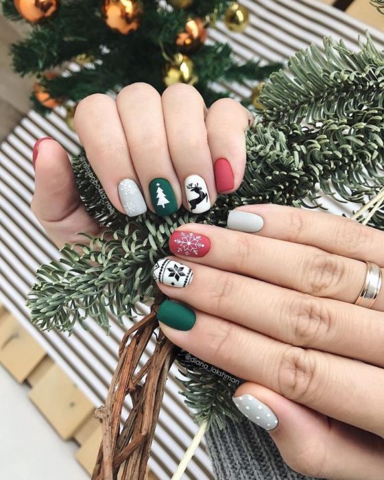 Manicura en colores verdes y grises con detalles navideños