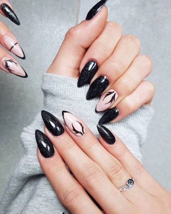 Uñas estilo oso con detalles en negro y astas de reno