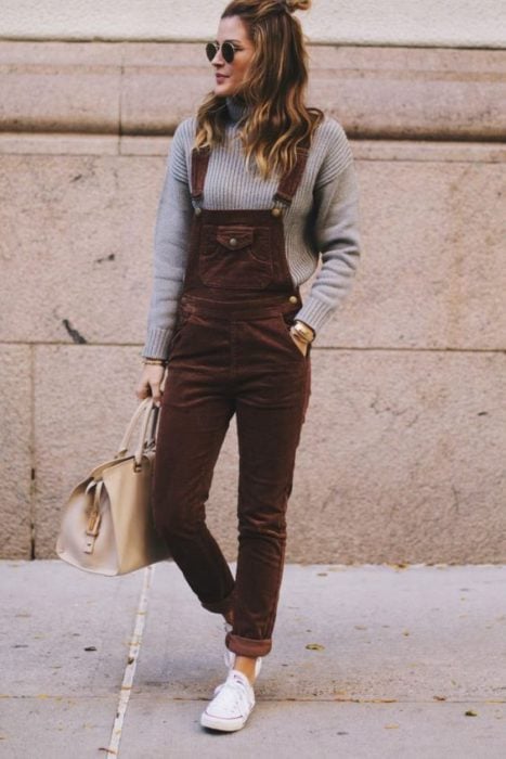 Chica usando un overol de pana de color vino con un suéter de color gris 