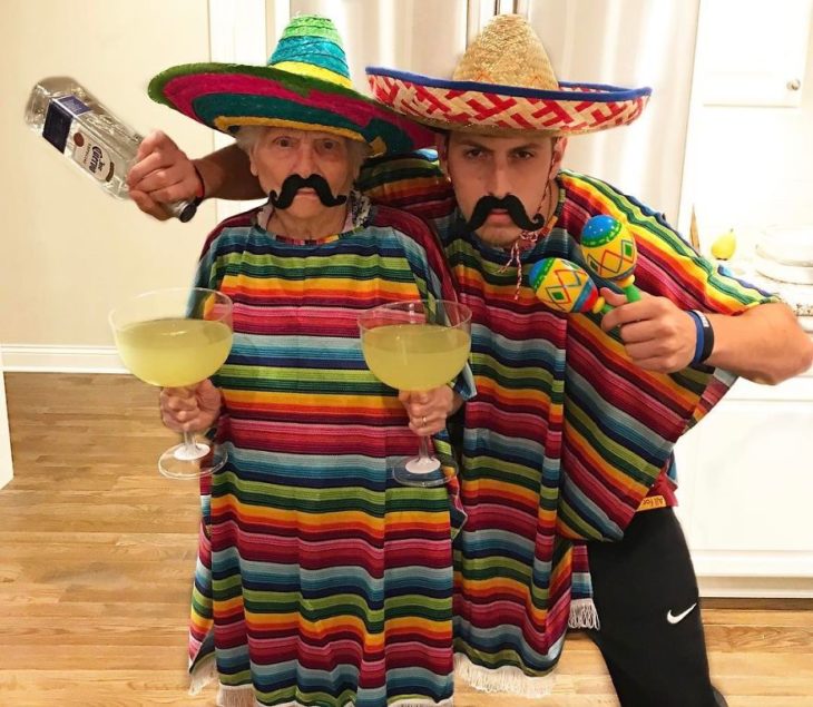 Pauline Kana y Ross Smith disfrazados de mexicanos