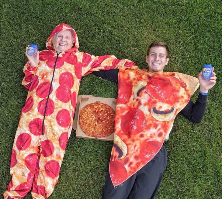 Pauline Kana y Ross Smith disfrazados de pizza