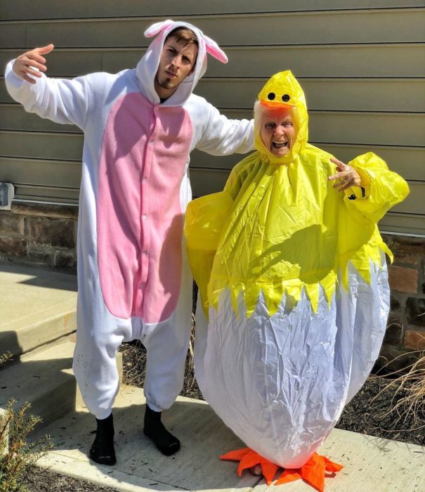 Pauline Kana y Ross Smith disfrazados de conejo y pollo