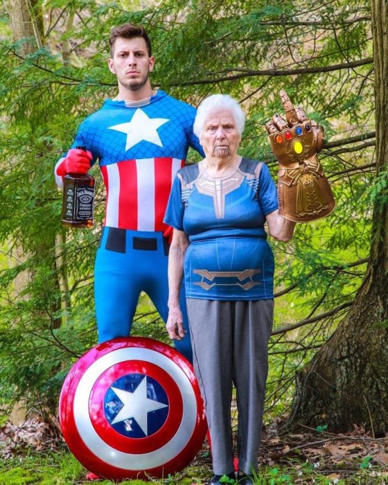 Pauline Kana y Ross Smith disfrazados de Capitán América
