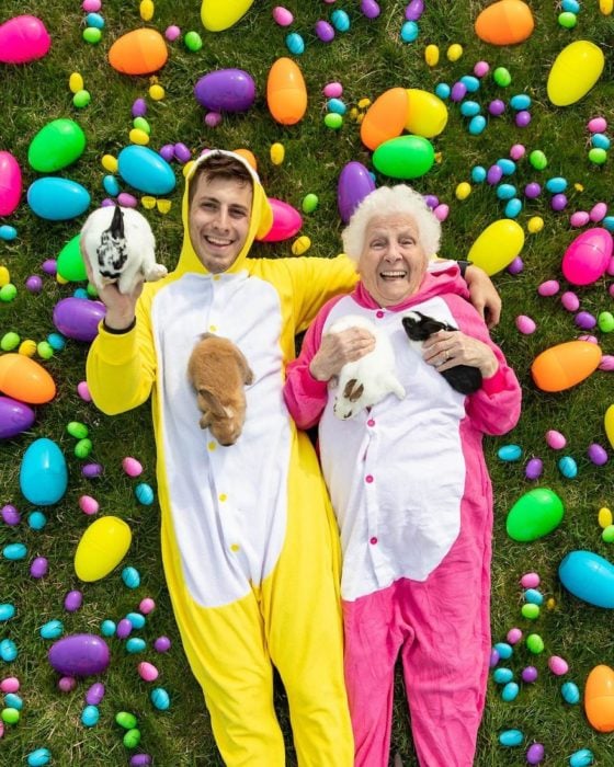 Pauline Kana y Ross Smith disfrazados de conejos de pascua