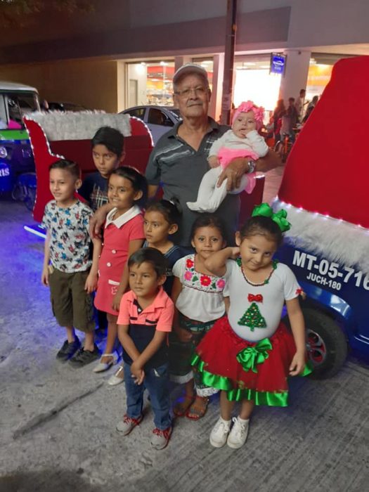 Abuelito junto a niños antes de un paseo en trineo 