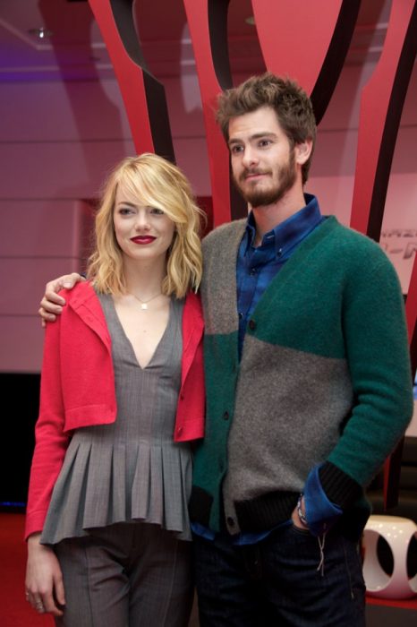 Andrew Garfield y Emma Stone abrazados mientras posan para una fotografía 