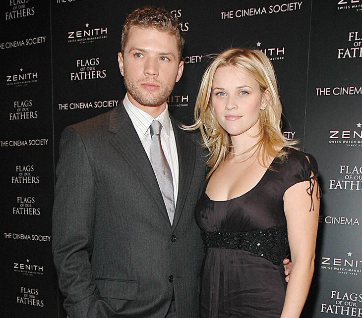 Reese Witherspoon y Ryan Phillippe  posando para una foto en una alfombra roja 