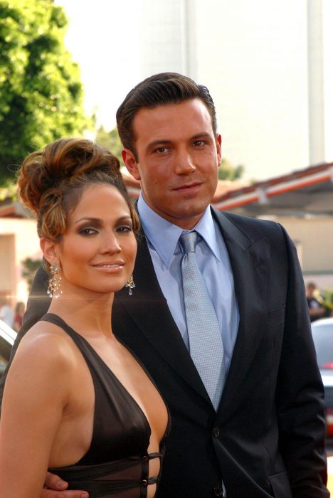 Jennifer Lopez y Ben Affleck abrazados y posando para una foto en una alfombra roja 