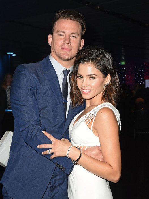 Channing Tatum y Jenna Dewan abrazados mientras posan para una foto en una alfombra roja 