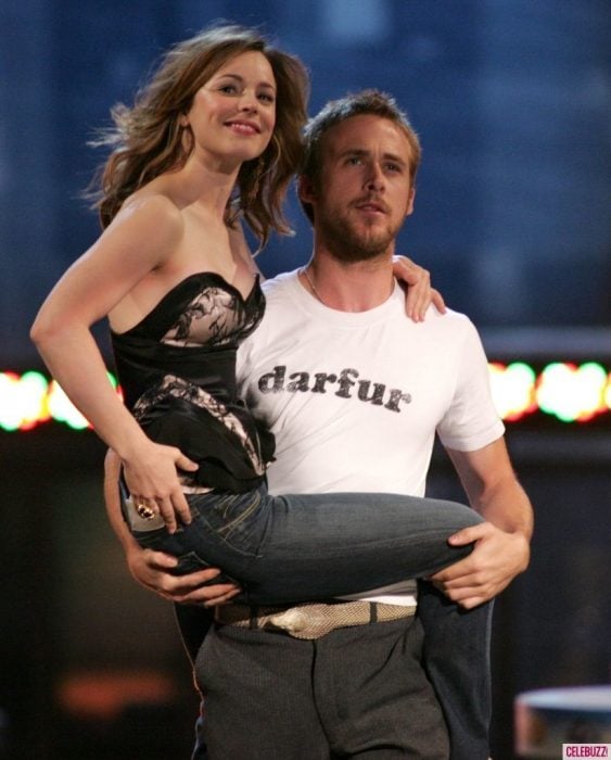 Rachel McAdams y Ryan Gosling abrazados mientras estaban en la premiación de los MTV movie Awards 