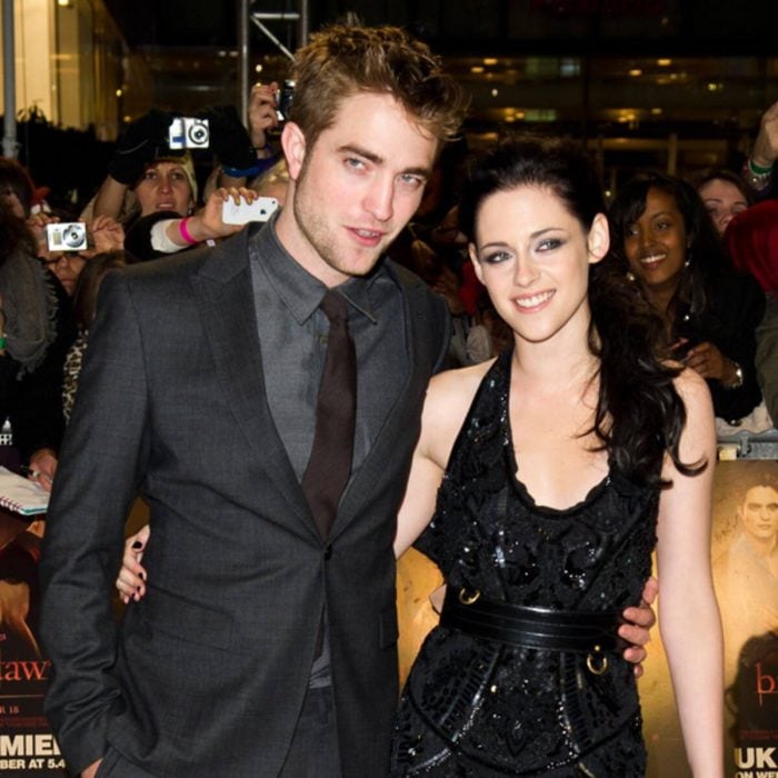 Robert Pattinson y Kristen Stewart abrazados durante la premier de la película Luna Nueva 