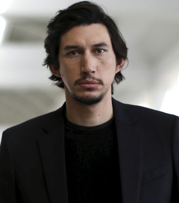 Actor Adam Driver; hombre con cabello negro, largo, lacio, barba, bigote y traje negro