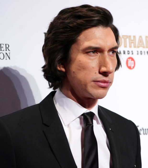 Actor Adam Driver; hombre de cabello largo y oscuro, con traje y corbata