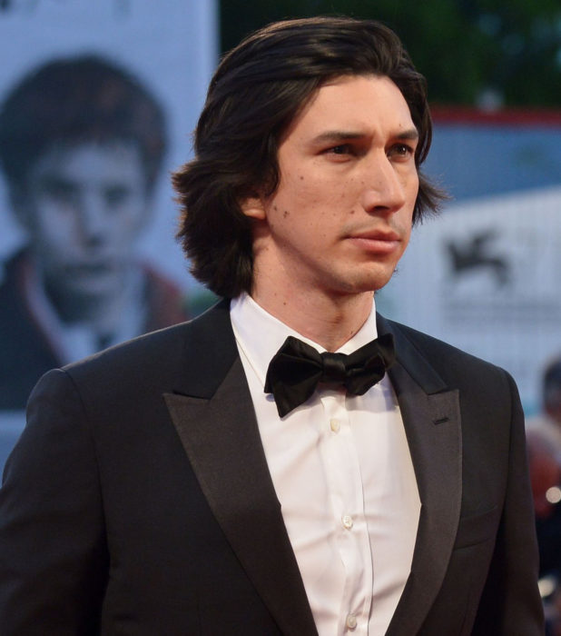 Actor Adam Driver; hombre de cabello negro y largo con traje y moño