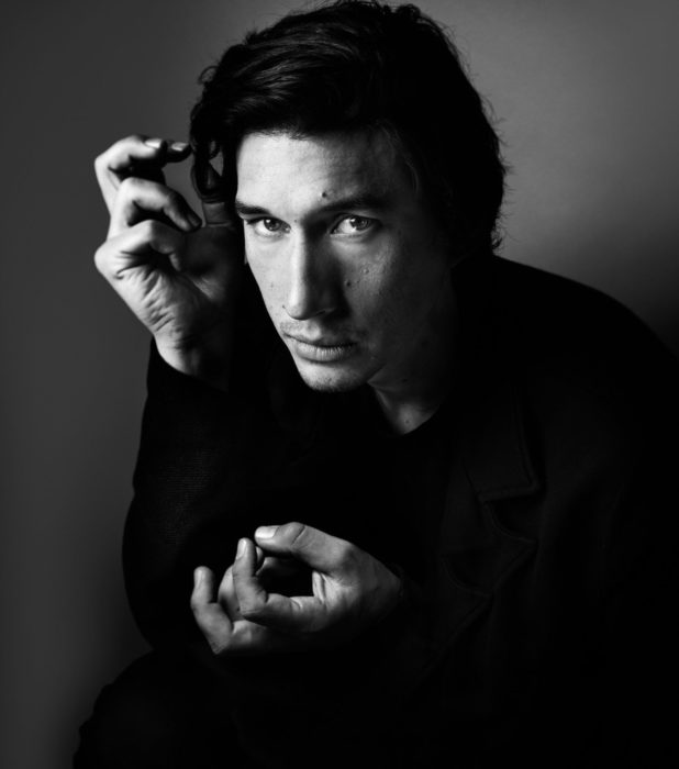 Actor Adam Driver; fotografía en blanco y negro, de cabello largo y abrigo oscuro