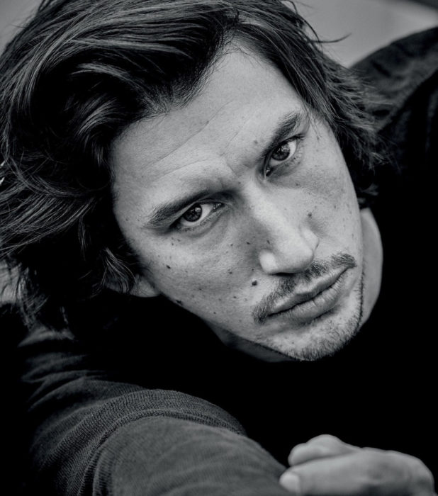 Actor Adam Driver; fotografía en blanco y negro de hombre de mirada profunda, de cabello largo y oscuro con barba y bigote