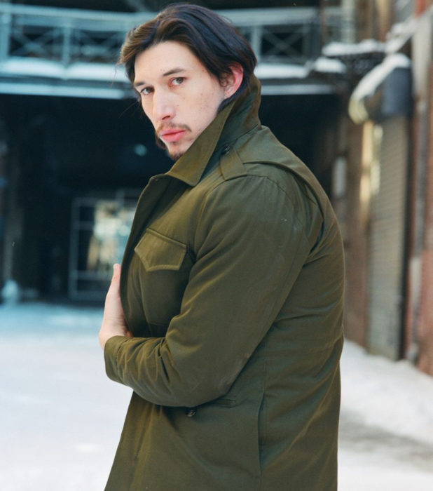 Actor Adam Driver; hombre con chamarra verde olivo, de cabello castaño y largo, con barba y bigote