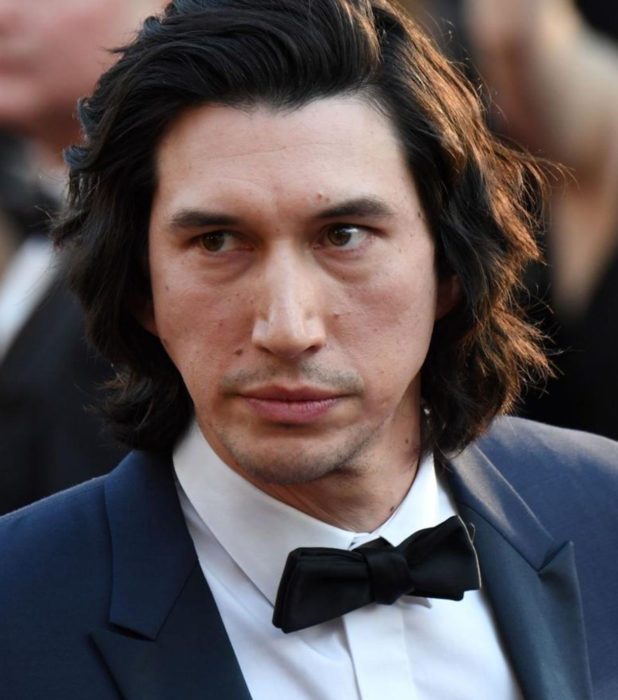 Actor Adam Driver; hombre con traje azul, moño, cabello largo y negro