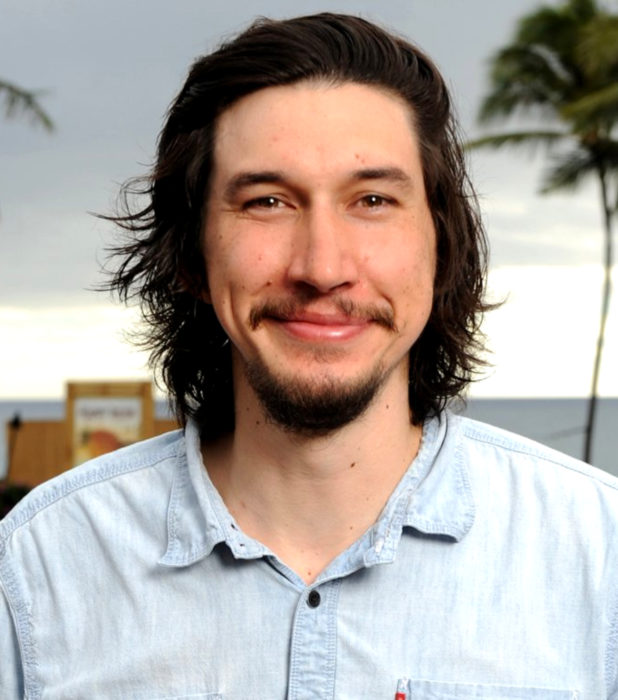 Actor Adam Driver; hombre sonriendo, con cabello largo, barba y bigote