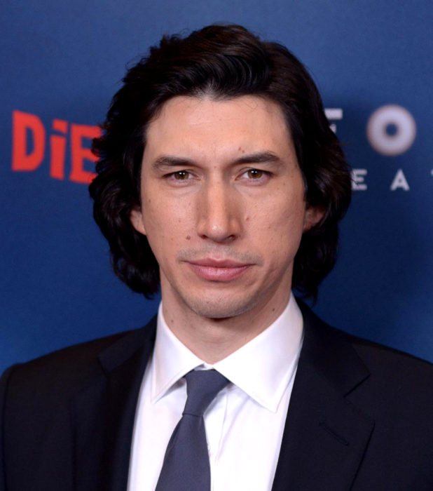 Actor Adam Driver; hombre de cabello largo y negro, con traje de vestir y corbata