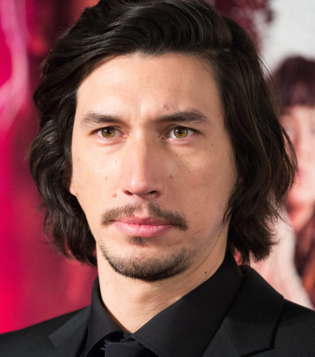 Actor Adam Driver; hombre de ojos verdes, bigote, baraba y cabello castaño oscuro y largo